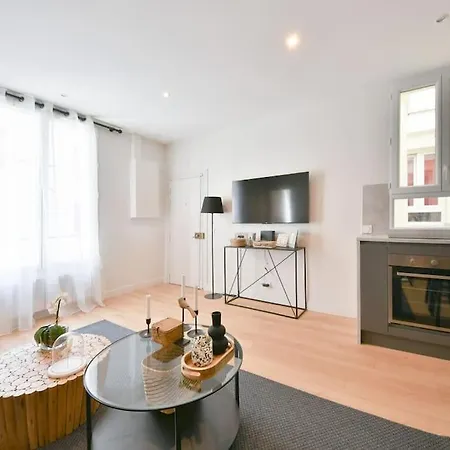 Chic 1br, Central Location, Newly Refurbished Apartment *